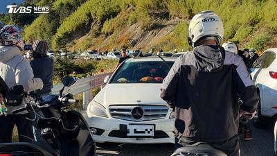 武嶺國慶日塞爆!賓士C300「霸停」癱瘓雙向 網怒:擋住200台車
