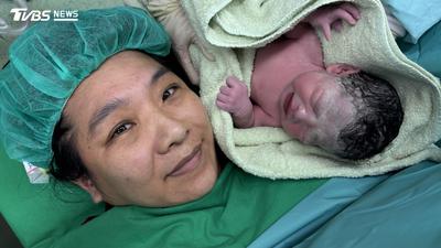 雙十寶寶報到!台中女嬰10:10誕生 醫憂:今年新生兒不到9萬