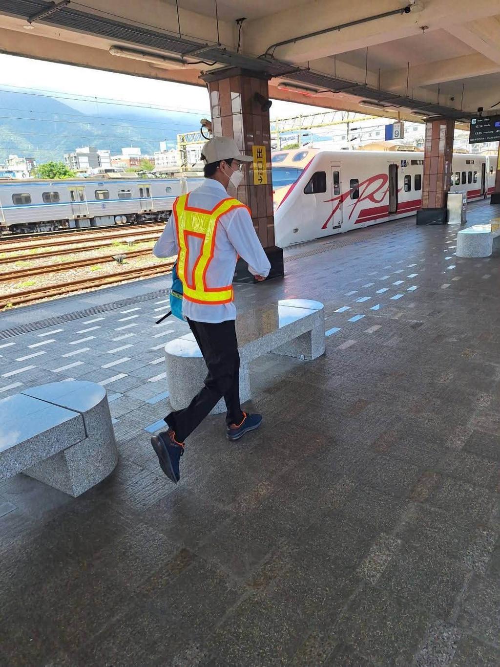假扮男子穿著簡易螢光背心，佯裝站務員指揮列車，動機令人匪夷所思。（圖／翻攝自三鐵情報社）