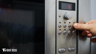 這種容器千萬別微波!恐釋出微塑膠 專家揭3大安全守則