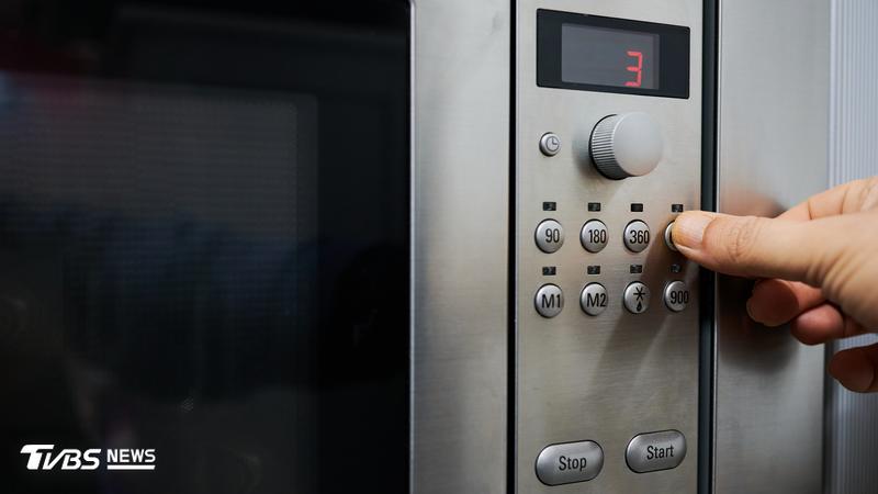 使用塑膠容器前,可確認其是否明確標註為「可微波」(Microwave-safe)產品。(示意圖/Shutterstock達志影像)