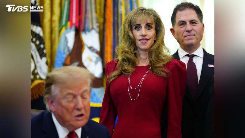 戴爾科技執行長麥可戴爾(Michael Dell)和妻子蘇珊戴爾(Susan Dell),近日與美國總統川普一同現身白宮橢圓形辦公室。(圖/達志影像美聯社)