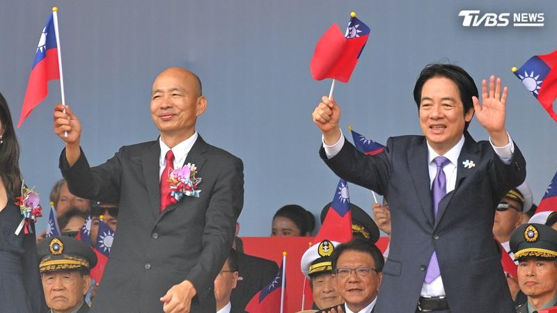 立法院長韓國瑜(左)在國慶大會致詞開嗆總統賴清德(右)。(圖/胡瑞麒攝)
