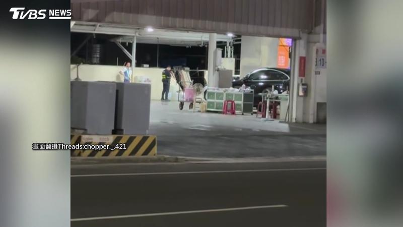 台中洗車場意外!女駕駛踩油門突暴衝 牆面撞出「大窟窿」(圖/TVBS)