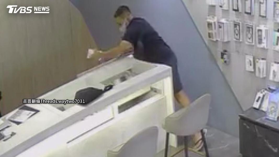 同業互警!黑衣男連偷2手機行 監視器全都錄「身分已鎖定」(圖/TVBS)