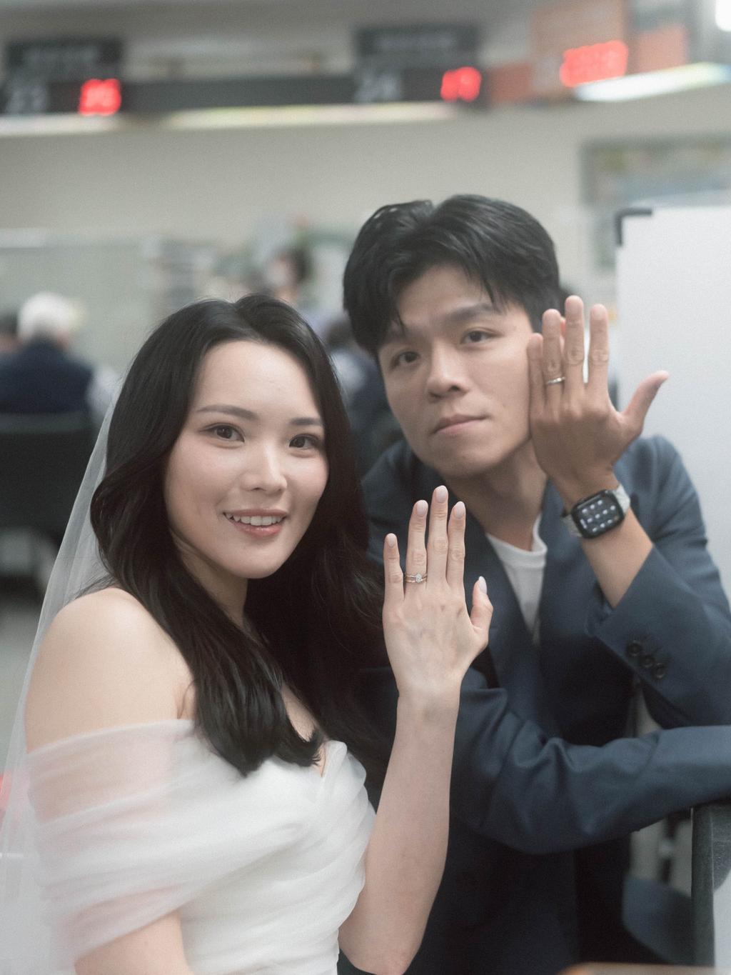 羅世棠夫妻曬婚戒。（圖／翻攝自羅世棠IG）