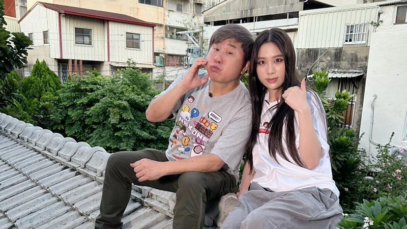 胡瓜(左)找孫女EMMA上節目。(圖/《下面一位》提供)