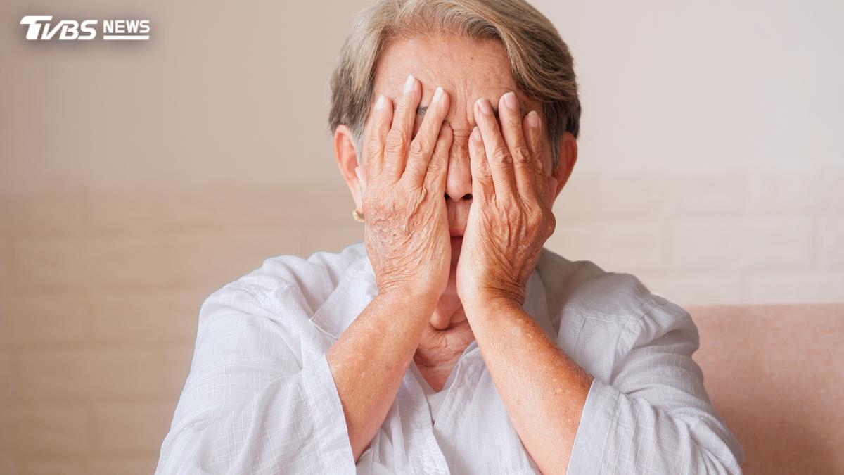跌倒右眼突一片黑!85歲嬤竟「人工水晶體脫位」 醫揭5危險因子