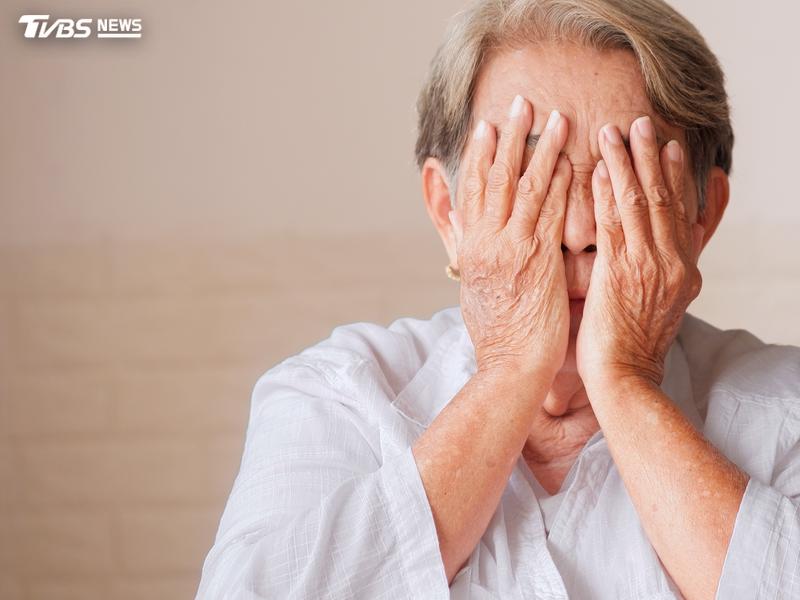 85歲陳阿嬤跌倒後右眼突發黑,檢查發現人工水晶體前脫位。(示意圖,非當事人/Shutterstock達志影像)