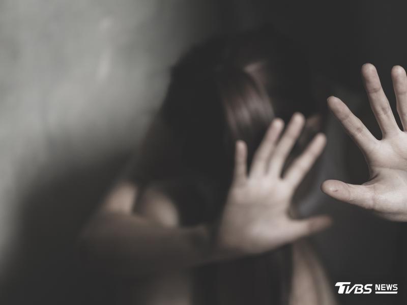 英國一名19歲女大學生卡拉(Carla Georgescu)疑遭繼父勒斃。(圖/Shutterstock達志影像)