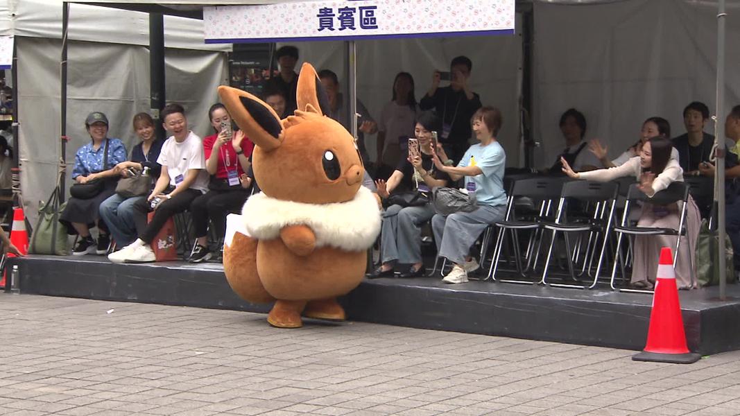 寶可夢遊行中伊布也現身。(圖/羅士朋攝)