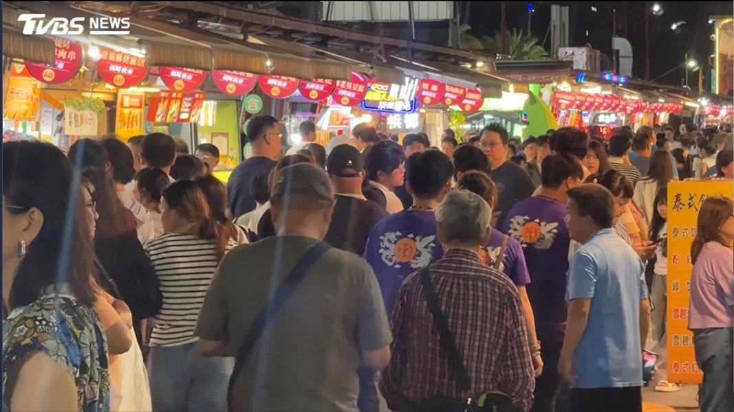 旅遊補助加持下,東大門夜市人潮擠爆。(圖/TVBS)