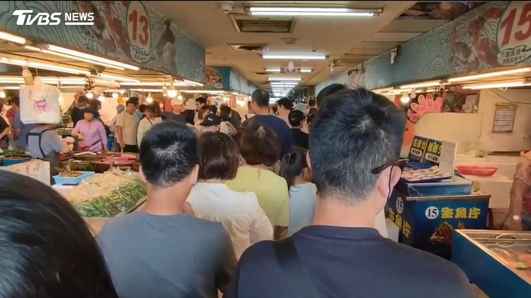 竹圍漁港市場內民眾搶買新鮮魚貨。(圖/TVBS)