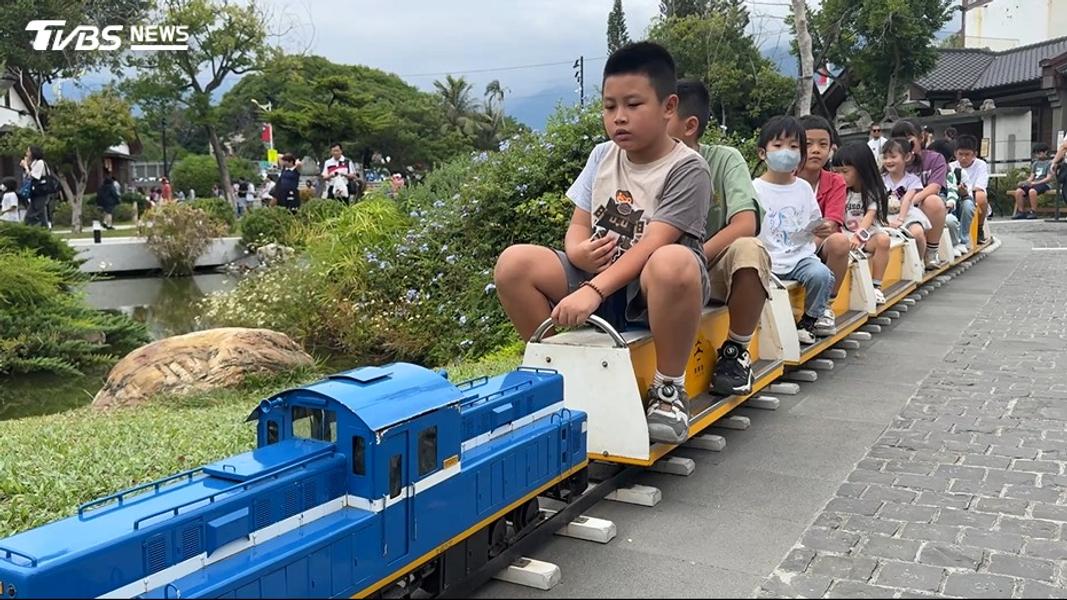 將軍府園區內復刻台灣首座國造火車頭,大小朋友搶搭。(圖/TVBS)