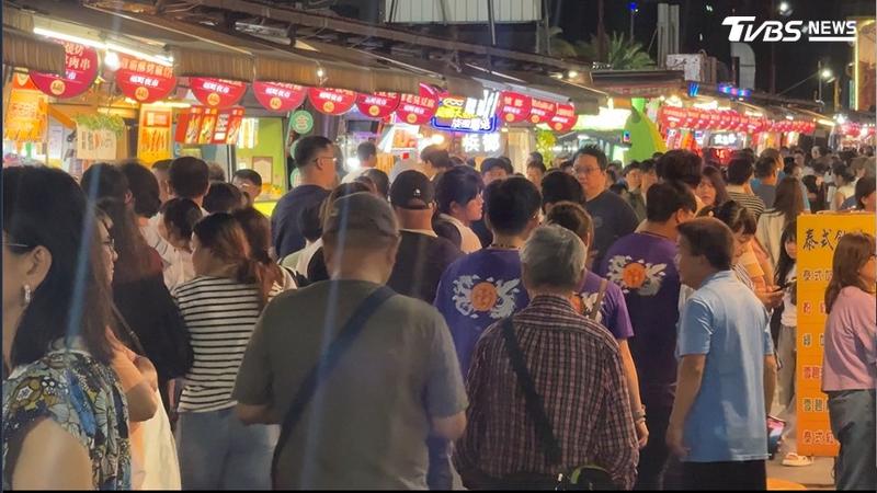 旅遊補助加持下,東大門夜市人潮擠爆。(圖/TVBS)