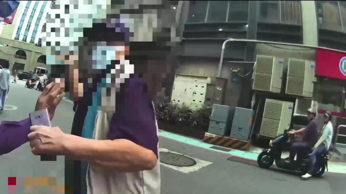 阿伯收假簡訊怒闖藥局理論 推擠警察遭壓制管束帶回所