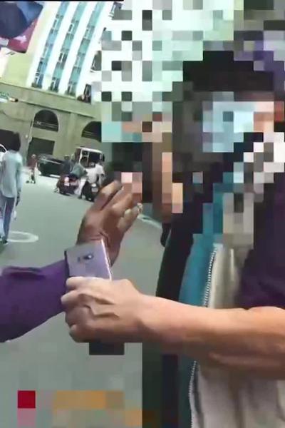 阿伯收假簡訊怒闖藥局理論 推擠警察遭壓制管束帶回所