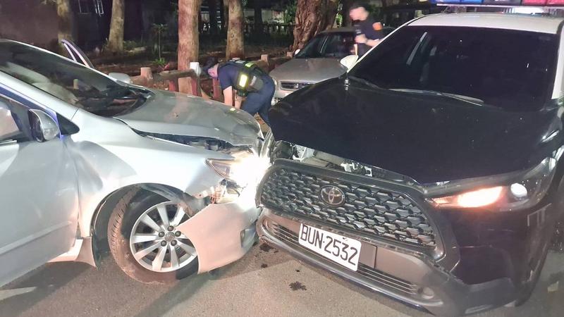 毒蟲遭圍捕撞警車。(圖/TVBS)
