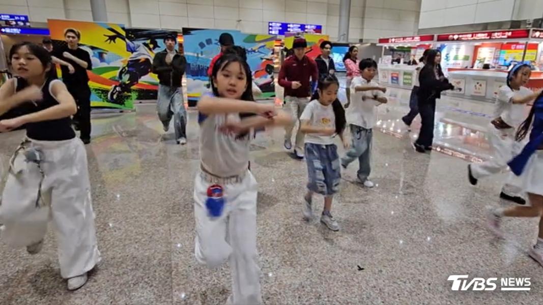 HRC帶領著兒童舞者展現充滿力量的舞蹈。(圖/TVBS)