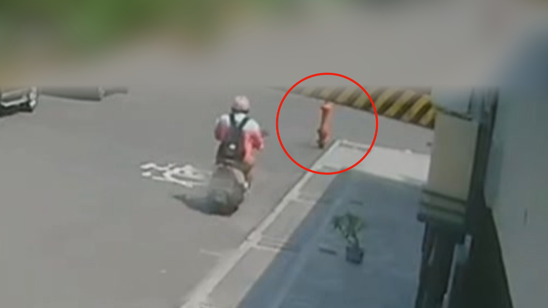 台南婦人騎車經過轉彎處,不慎撞上路旁消防栓,人車瞬間噴飛,但當地住戶透露,消防栓設置轉角,導致車禍頻傳。(圖/攝自 shiuan59271)