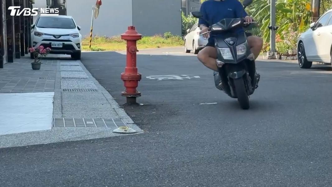許多住戶過彎時緊貼消防栓,外地民眾一不小心就容易肇事,多年來多次會勘,這回婦人摔車後再度勘查,是否移點、地下化仍在評估中。(圖/TVBS)