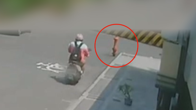 台南婦人騎車經過轉彎處,不慎撞上路旁消防栓,人車瞬間噴飛,但當地住戶透露,消防栓設置轉角,導致車禍頻傳。(圖/攝自 shiuan59271)