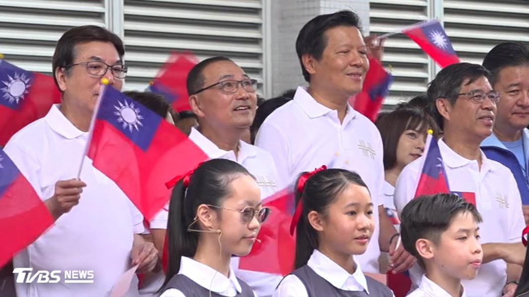 新北國慶升旗典禮吸引上千民眾舉旗歌唱。(圖/TVBS)
