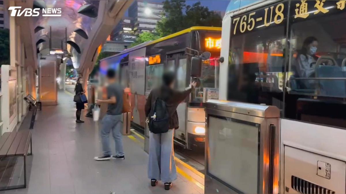 台中女乘客狂揮手公車司機怎不開門!交通局:「未離站仍應開門載客」