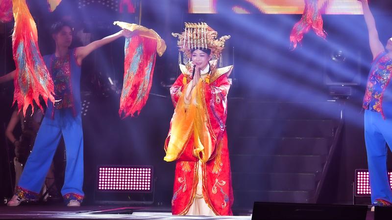 張秀卿打扮成白沙屯媽祖。(圖/名人演藝事業提供)