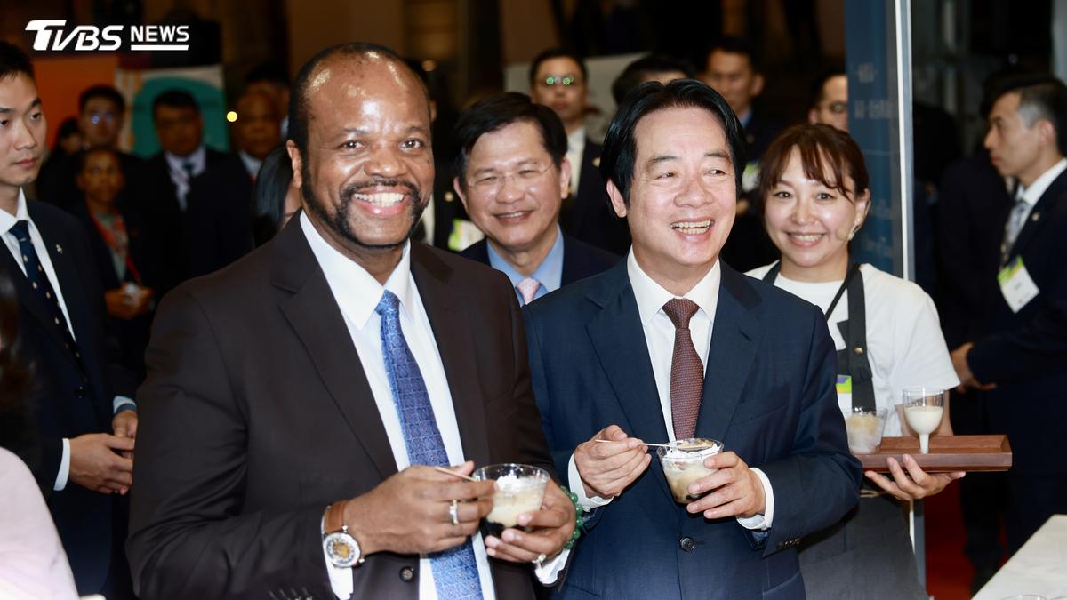 國慶酒會上演美食外交!賴清德親遞仙草奶凍給史王、大啖杏仁豆腐