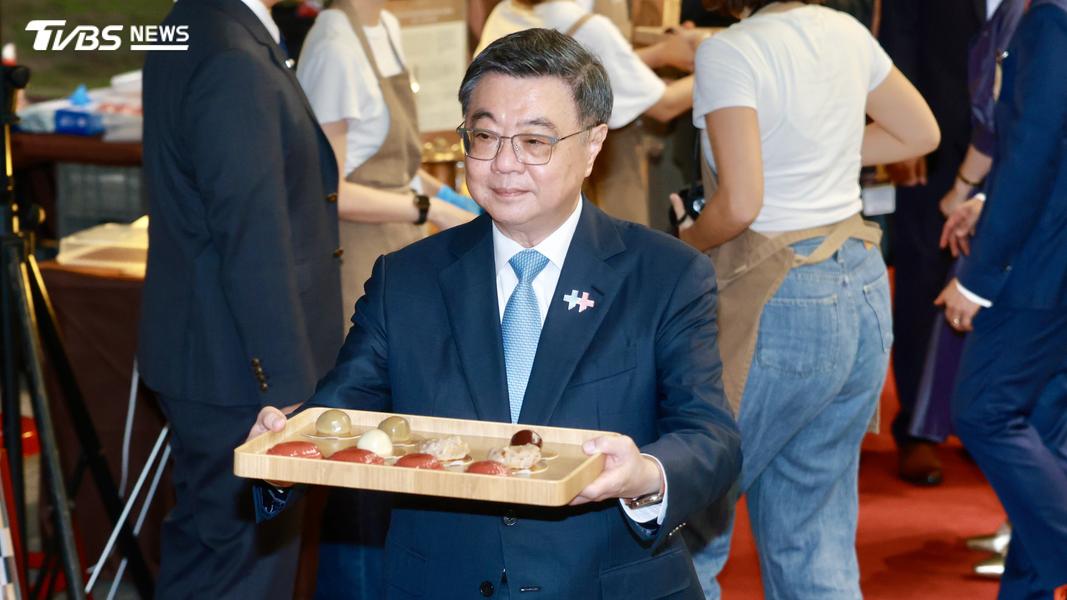 副總統蕭美琴與閣揆卓榮泰帶領賓客品嚐國宴餐點碗粿。(圖/華子琛攝)