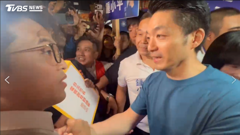台北市長蔣萬安(右)與沈伯洋(左)罕見同框。(圖/讀者提供)