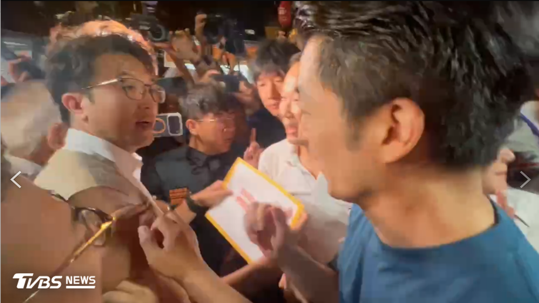 蔣萬安、沈伯洋10日晚間在萬華廣照宮碰頭,兩人交流1分鐘。(圖/讀者提供)