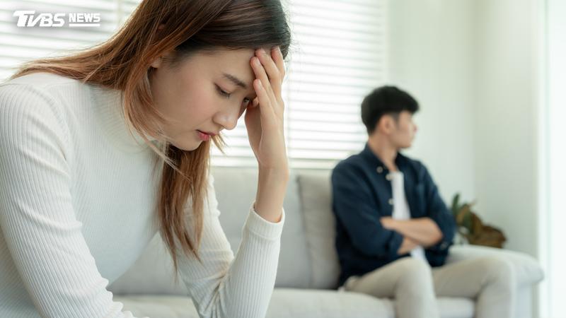 女網友因抽中餐券轉賣同事與男友陷入冷戰。(示意圖/Shutterstock達志影像)