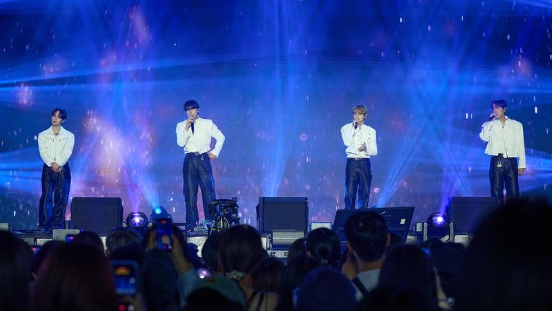 韓國人氣男團HIGHLIGHT擔任KPMF首日「星幕舞台」壓軸,帶來長達50分鐘的精彩演出。(圖/讀者提供)