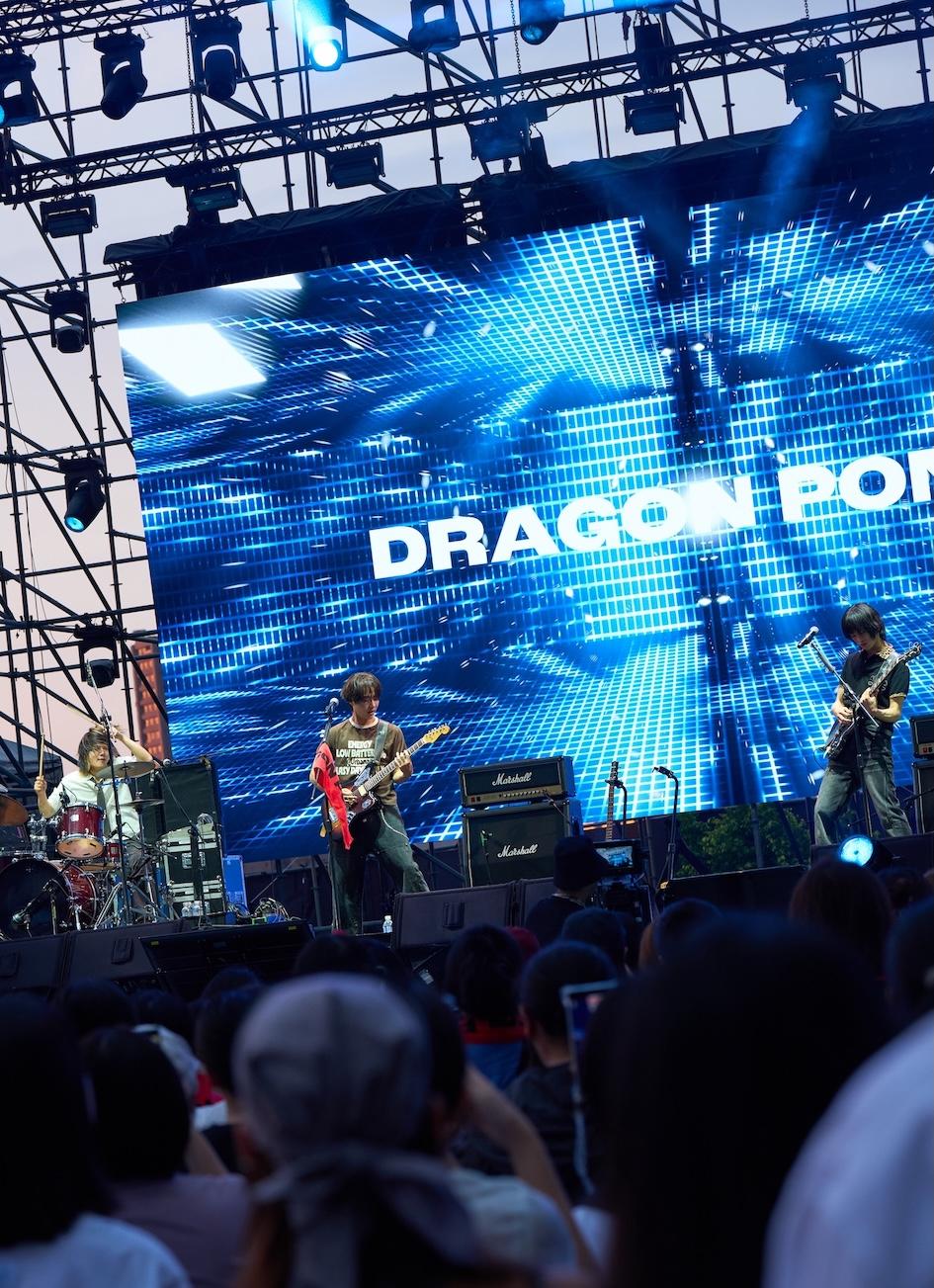 韓國新生代樂團DRAGON PONY登上「秋汐舞台」，帶來充滿搖滾能量的60分鐘演出。（圖／讀者提供）