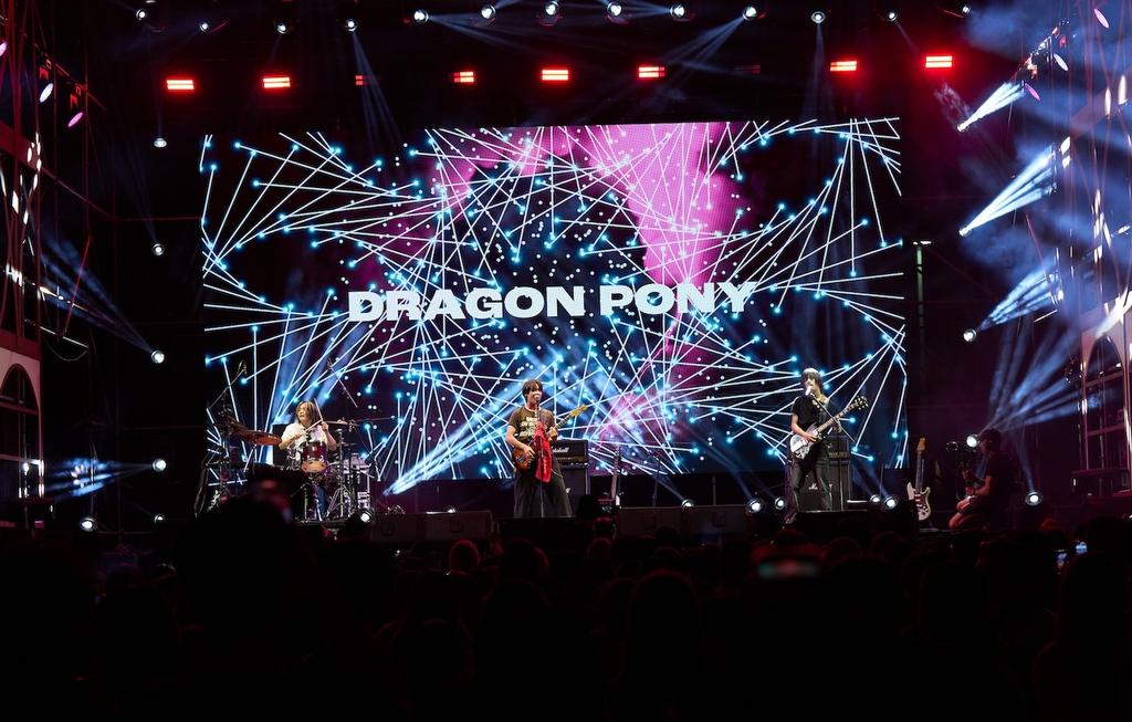 DRAGON PONY為台灣歌迷苦練中文歌〈離開的一路上〉，成為KPMF首日演出的驚喜彩蛋。（圖／讀者提供）