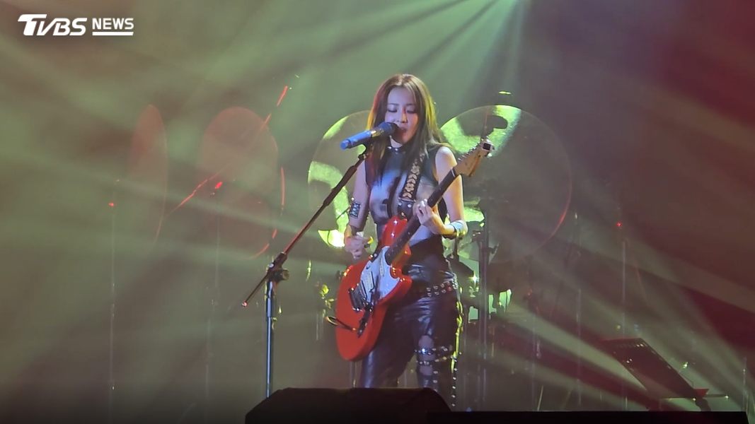 韓國女團2NE1成員SANDARA PARK,在IG上曬「戴佩妮合照」追星成功,也自彈自唱《你要的愛》(圖/讀者提供)
