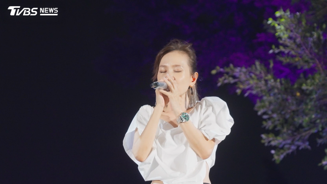 多首回憶殺金曲連發,在嘉義市「光織影舞」閉幕式中,彭佳慧擔任壓軸演出。(圖/TVBS)