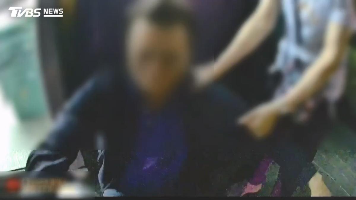 高雄男恐怖揮刀!持20分水果刀「劃頸」傷妻 友奪刀也濺血