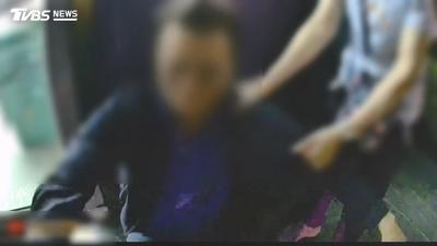 高雄男恐怖揮刀!持20分水果刀「劃頸」傷妻 友奪刀也濺血