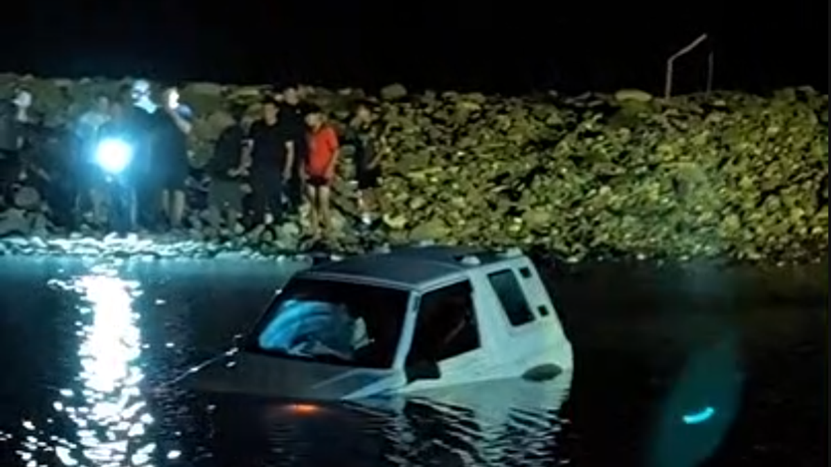 國慶驚魂!台東吉普車疑搶看煙火「渡河抄捷徑」 尷尬拋錨險滅頂