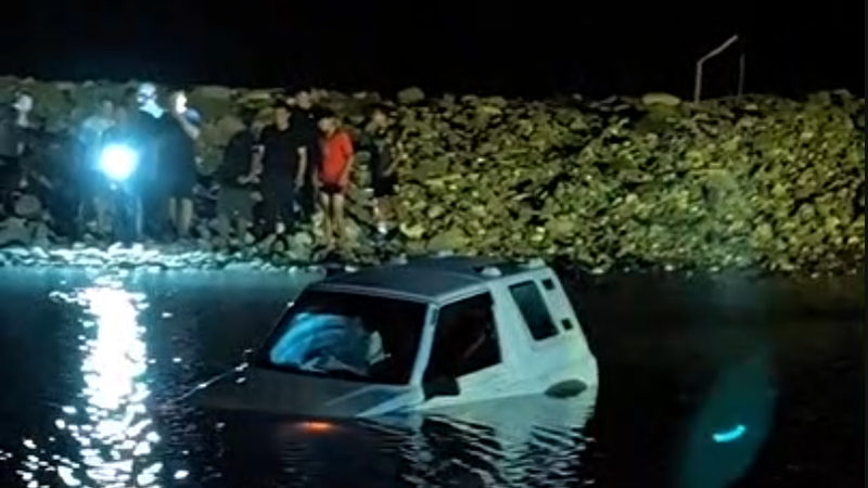 吉普車疑似為了抄捷徑,意外卡在溪床裡熄火拋錨。(圖/網友@tsung2weng授權提供)