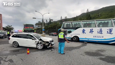 花蓮台11線驚悚車禍!遊覽車大迴轉 小客車撞到彈飛對向車道