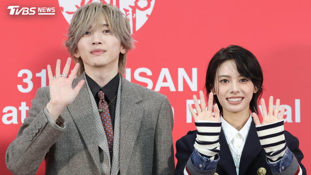 道枝駿佑吸引大批粉絲朝聖,人潮一度嚇壞女星安齊星來(右)。(圖/News1)