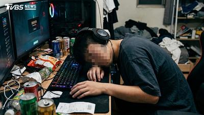 狂打電動2天1夜心臟驟停!21歲男「不睡覺」猝死 父母崩潰哭癱