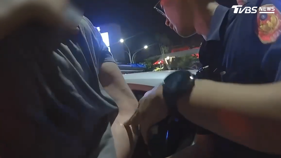 外籍男子犯案當下並未飲酒,事後辯稱是因為現場氣氛太嗨,才會一時情緒激動而做出脫序行為(圖/TVBS)