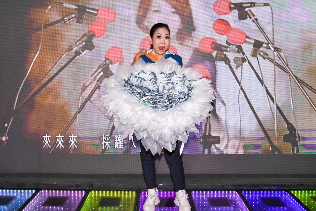 張秀卿驚喜收到10萬元花束。(圖/名人演藝事業提供)