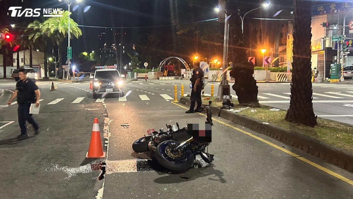 快訊/國慶死亡車禍!高雄紅牌重機飆撞分隔島 騎士噴飛慘死