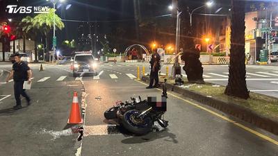 快訊/國慶死亡車禍!高雄紅牌重機飆撞分隔島 騎士噴飛慘死